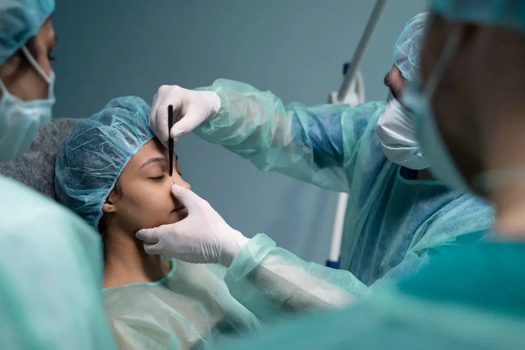Cirurgião avaliando como levantar a ponta do nariz
