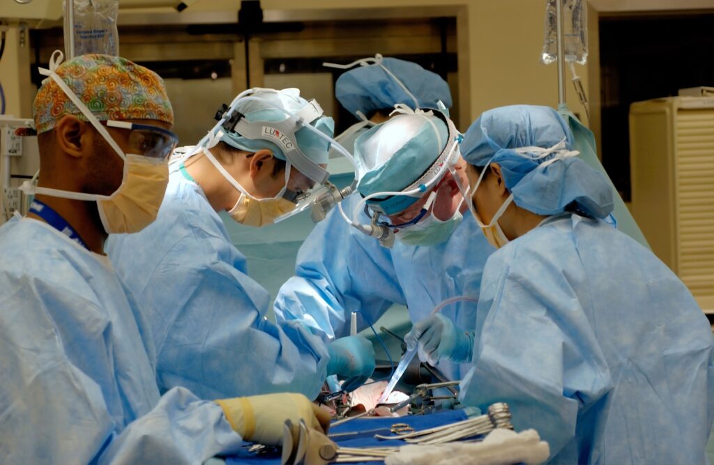 Antes e depois da rinoplastia, equipe médica em cirurgia