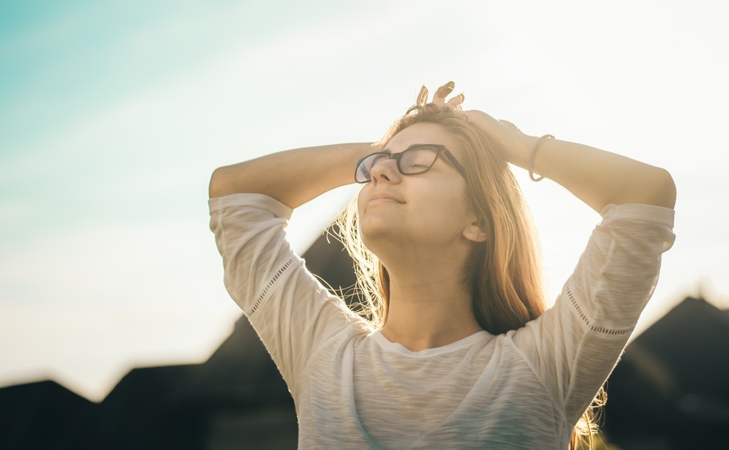 Mulher feliz após realizar rinoplastia em nariz hispânico