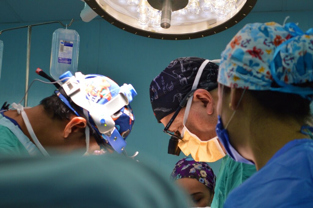 Equipe realizando rinoplastia em nariz hispânico