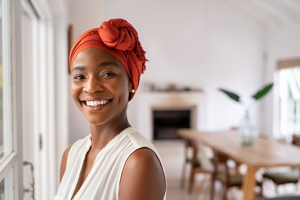 Nariz Negróide, mulher negra feliz olhando para a câmera