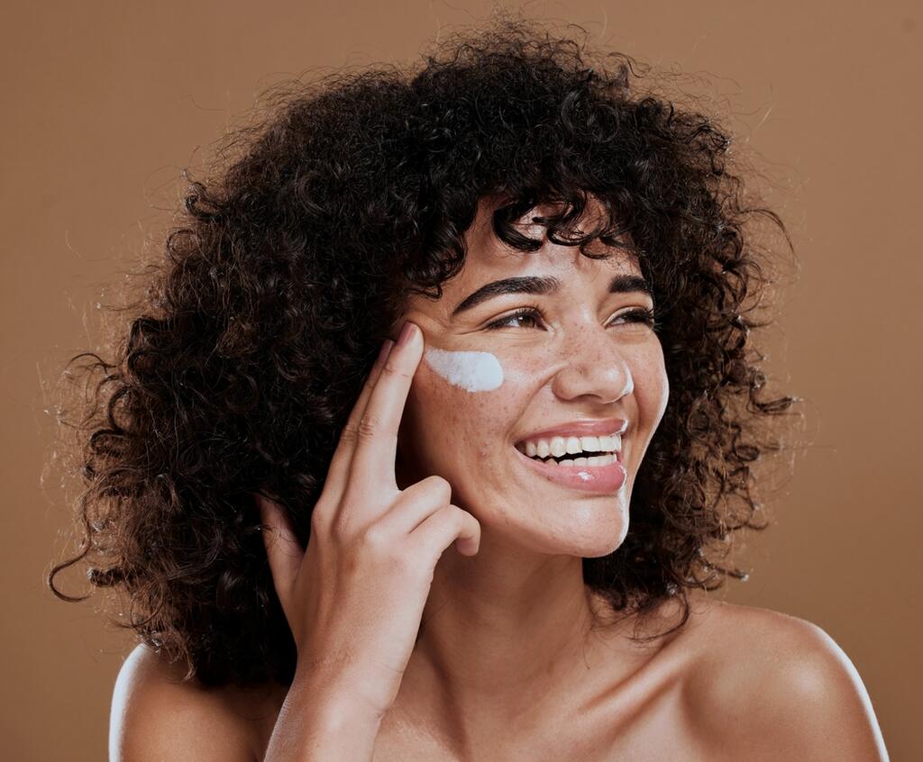 Nariz Negróide, mulher negra sorrindo