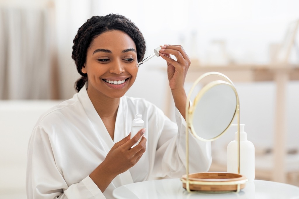 Nariz Negróide, mulher negra feliz realizando skincare