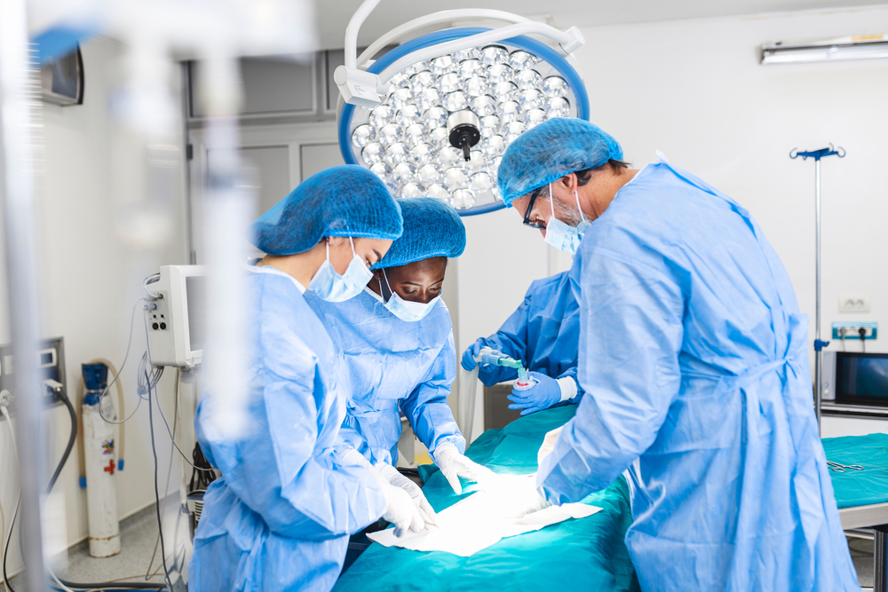Cirurgião e equipe durante cirurgia do nariz