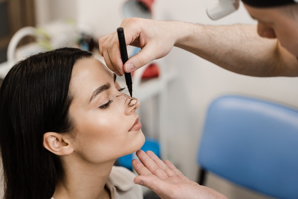 Paciente mulher sendo avaliada para nariz de rinoplastia