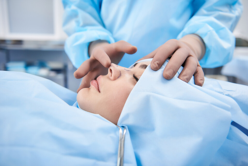 Mulher em momento preparatório para cirurgia para nariz de rinoplastia
