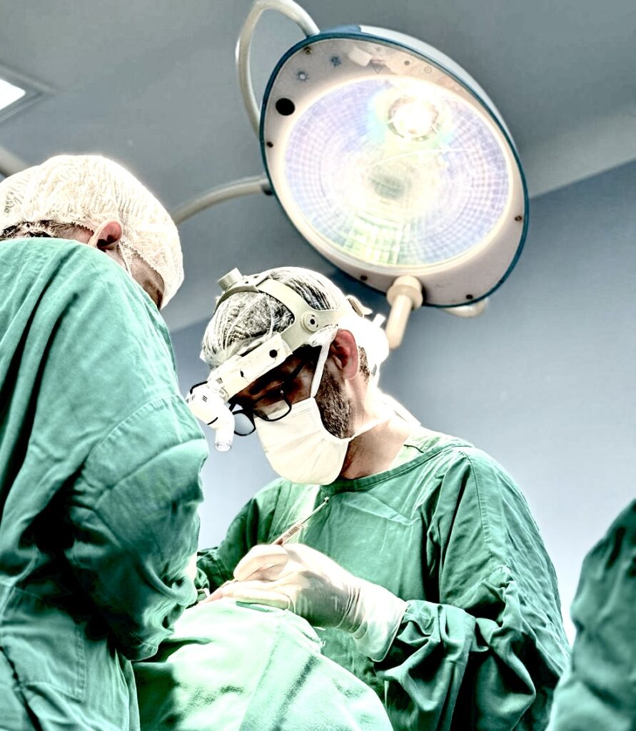 Equipe médica realizando rinoplastia com técnica preservadora em Salvador