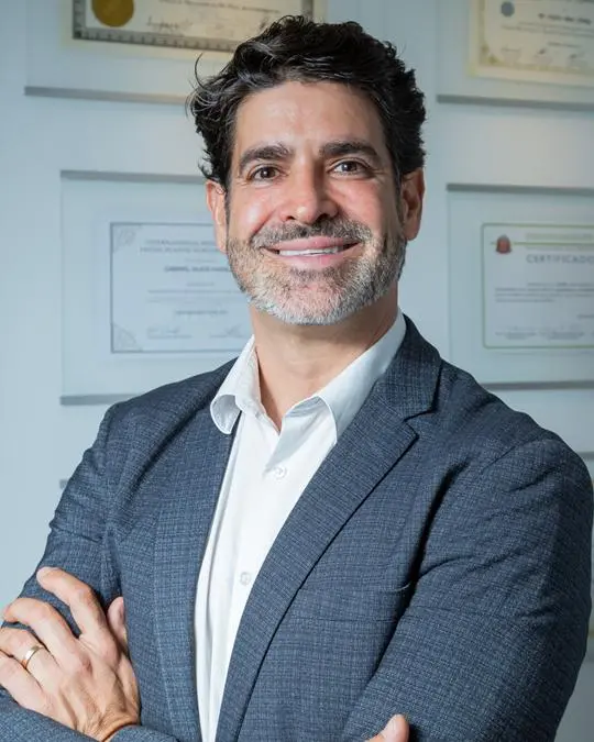 Dr. Gabriel Bijos no seu consultório